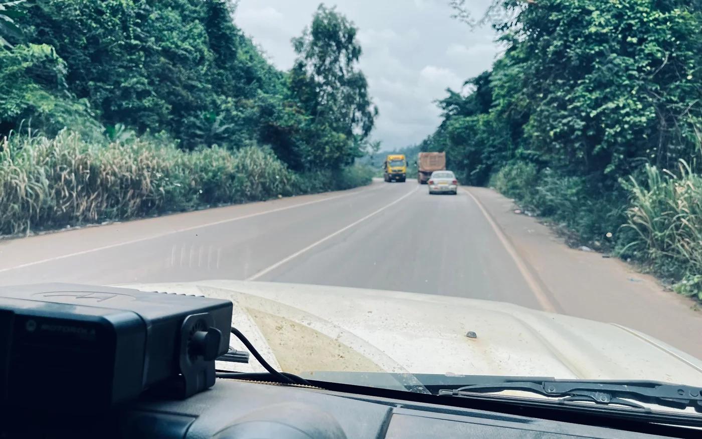 Environnement routier longue distance vu depuis un véhicule